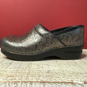 Dansko Size 39 Antique Silver Embossed Print Rocker Bottom Comfort 2”Stable Heel